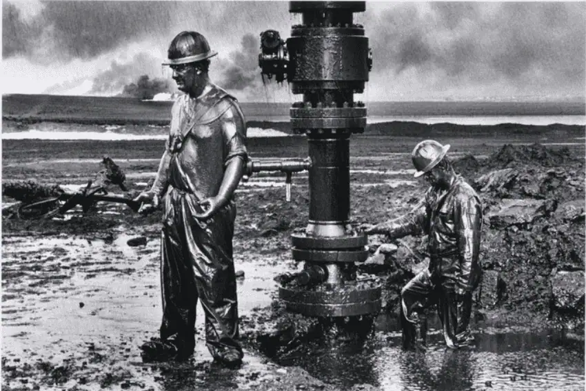 workers-install-new-wellhead-oil-well-damaged-by-iraqi-explosives-photo-by-sebastiao-salgado workers-install-new-wellhead-oil-well-damaged-by-iraqi-explosives-photo-by-sebastiao-salgado